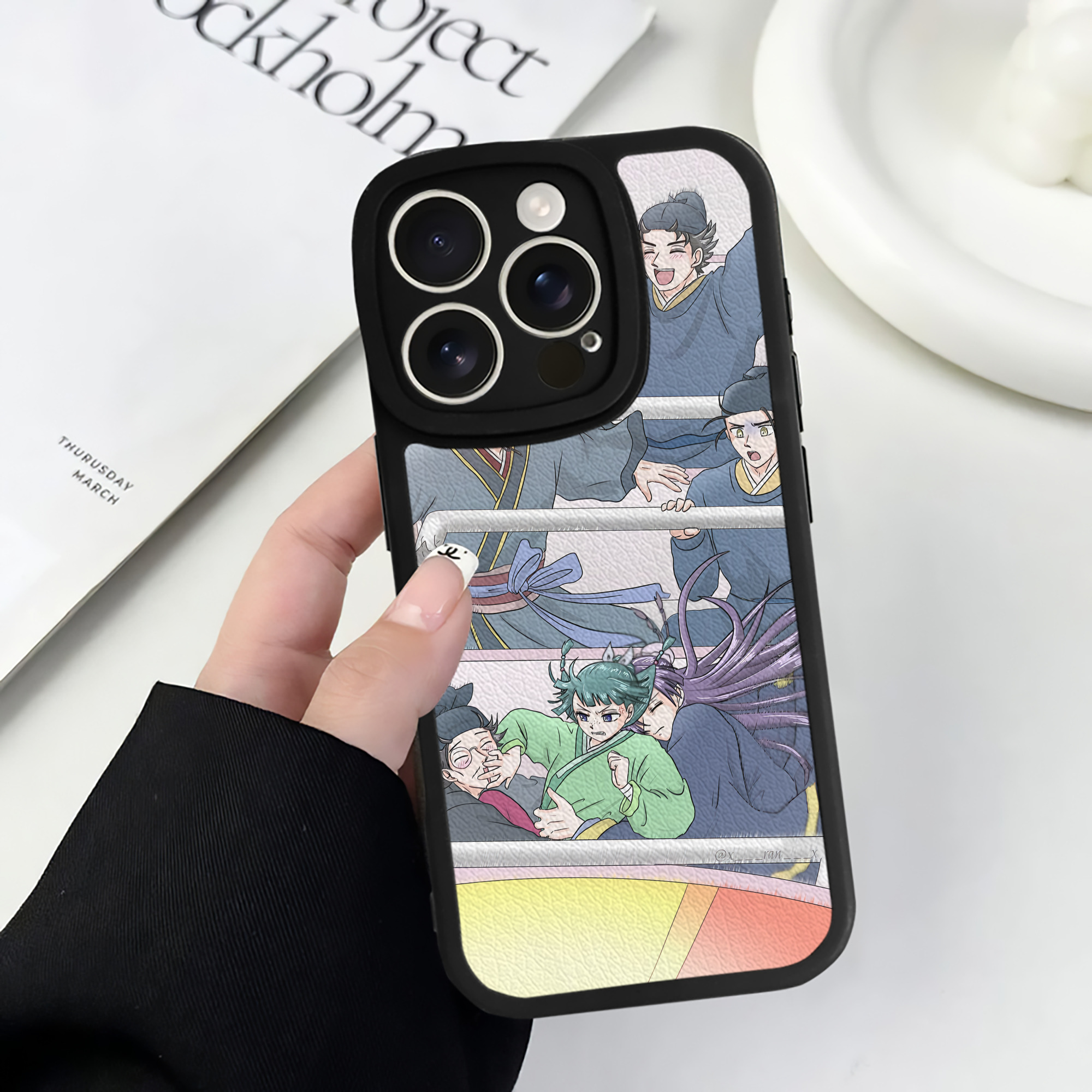 （画像用） 薬屋のひとりごと The Apothecary Diaries 【iPhone 16シリーズ対応】シリコンスマホケース（レザー調） 材質：シリコン